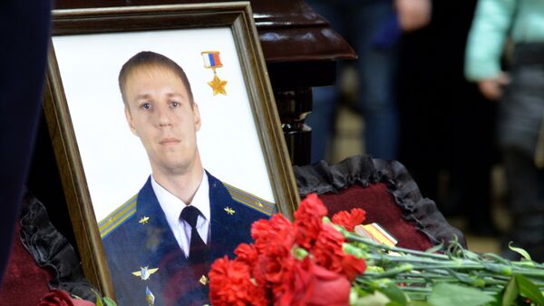 На церемонии прощания с летчиком Романом Филиповым, погибшим в Сирии. 8 февраля 2018 На церемонии прощания с летчиком Романом Филиповым, погибшим в Сирии. 8 февраля 2018