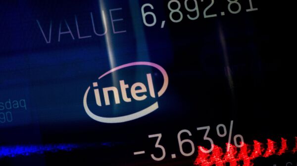 Индекс торговли компании Intel, показаный на информационной панели биржи NASDAQ