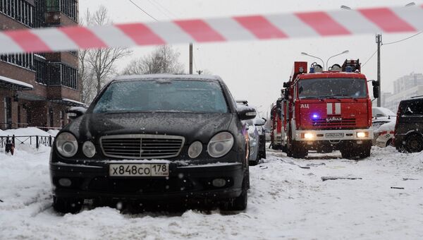 Пожарные автомашины на месте взрыва газового баллона в жилом многоэтажном доме на улице Репищева, дом 10 в Санкт-Петербурге. 9 февраля 2018 Пожарные автомашины на месте взрыва газового баллона в жилом многоэтажном доме на улице Репищева, дом 10 в Санкт-Петербурге. 9 февраля 2018