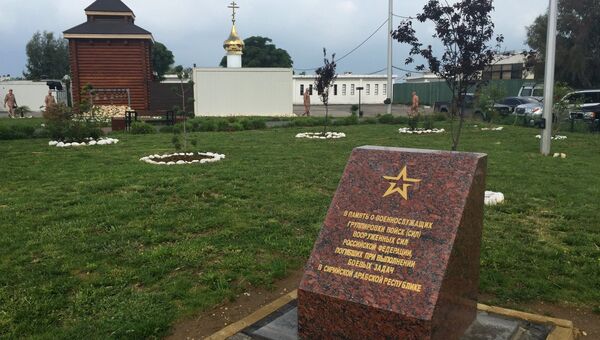 Часовня и памятный знак в память о российских военнослужащих, погибших в Сирии, на авиабазе Хмеймим. Архивное фото Часовня и памятный знак в память о российских военнослужащих, погибших в Сирии, на авиабазе Хмеймим. Архивное фото