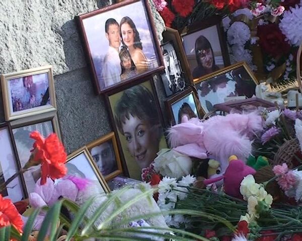 Люди продолжают нести цветы к месту падения Боинга -737 Люди продолжают нести цветы к месту падения Боинга -737