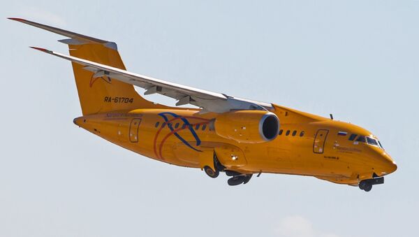 Самолет Ан-148 Самарских авиалиний во время взлета в аэропорту Домодедово Самолет Ан-148 Самарских авиалиний во время взлета в аэропорту Домодедово