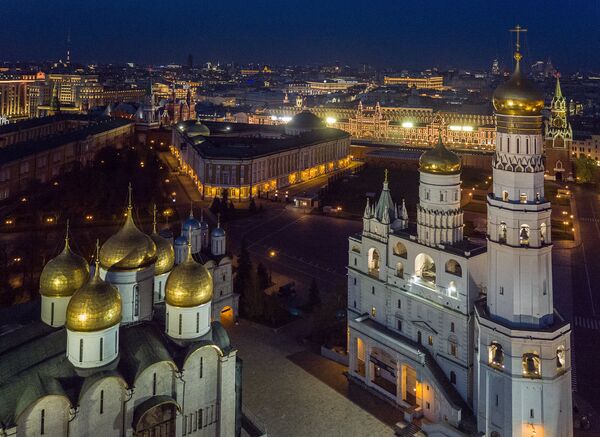 Успенский собор, Сенат и колокольня Ивана Великого (слева направо) на территории Московского Кремля Успенский собор, Сенат и колокольня Ивана Великого (слева направо) на территории Московского Кремля