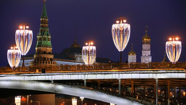 Новогодняя иллюминация на Большом Каменном мосту в Москве Новогодняя иллюминация на Большом Каменном мосту в Москве