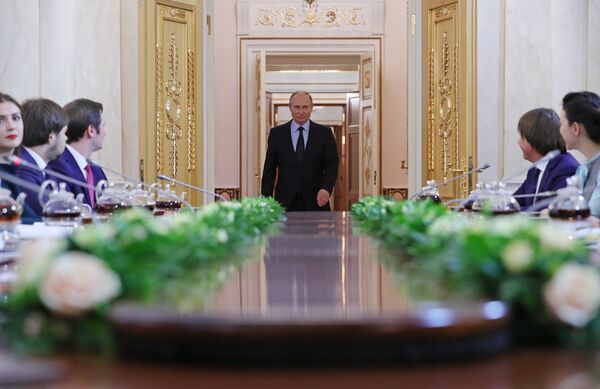 Президент РФ Владимир Путин перед началом встречи с финалистами Всероссийского конкурса управленцев Лидеры России. 12 февраля 2018 Президент РФ Владимир Путин перед началом встречи с финалистами Всероссийского конкурса управленцев Лидеры России. 12 февраля 2018