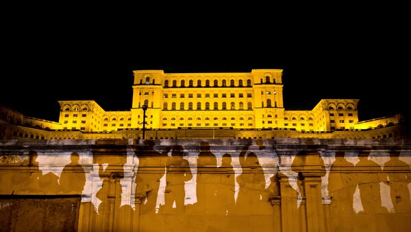 Здание румынского парламента в Бухаресте. Архивное фото Здание румынского парламента в Бухаресте. Архивное фото