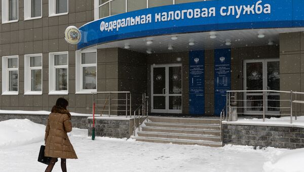 Женщина у входа в здание инспекции Федеральной налоговой службы РФ в Новосибирске Женщина у входа в здание инспекции Федеральной налоговой службы РФ в Новосибирске
