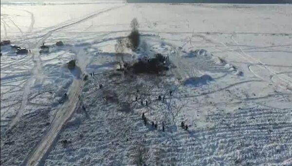 Сотрудники МЧС России в Раменском районе Московской области, где самолет Ан-148 Саратовских авиалиний. Архивное фото Сотрудники МЧС России в Раменском районе Московской области, где самолет Ан-148 Саратовских авиалиний. Архивное фото