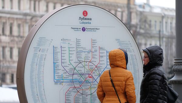 Уличная схема линий Московского метро у входа на станцию Лубянка Уличная схема линий Московского метро у входа на станцию Лубянка