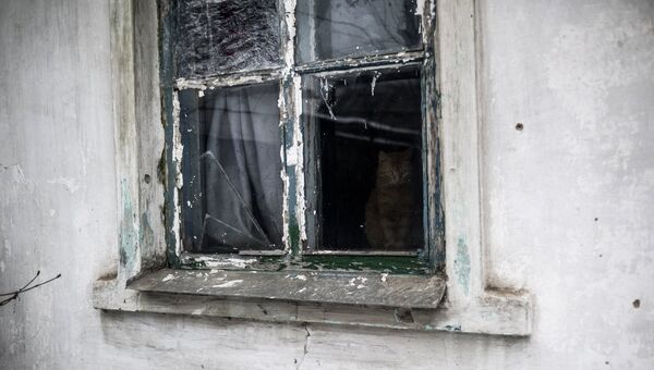 Разбитое окно жилого дома в Донецкой области. Архивное фото Разбитое окно жилого дома в Донецкой области. Архивное фото