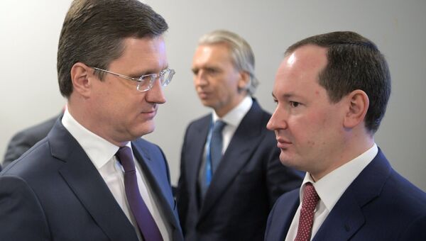 Министр энергетики РФ Александр Новак (слева) и генеральный директор ПАО Россети Павел Ливинский на Российском инвестиционном форуме (РИФ-2018) в Сочи Министр энергетики РФ Александр Новак (слева) и генеральный директор ПАО Россети Павел Ливинский на Российском инвестиционном форуме (РИФ-2018) в Сочи