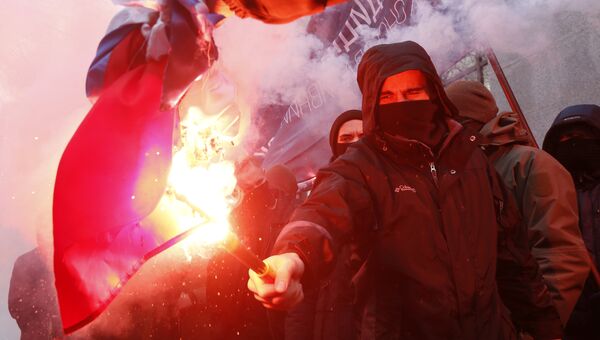 Активисты и сторонники украинских националистических партий сжигают Российский флаг, изьятый из офиса Российского центра науки и культуры в Киеве. 17 февраля 2018 Активисты и сторонники украинских националистических партий сжигают Российский флаг, изьятый из офиса Российского центра науки и культуры в Киеве. 17 февраля 2018