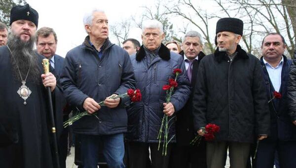 Врио главы Дагестана Владимир Васильев возложил цветы к месту трагедии в Кизляре. 19 февраля 2018 Врио главы Дагестана Владимир Васильев возложил цветы к месту трагедии в Кизляре. 19 февраля 2018