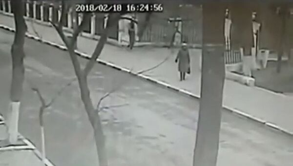 Стоп-кадр с камеры видеонаблюдения у храма в Кизляре, на который было совершено нападение 18 февраля 2018 Стоп-кадр с камеры видеонаблюдения у храма в Кизляре, на который было совершено нападение 18 февраля 2018