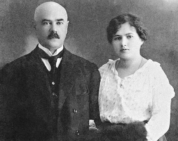 Генерал-лейтенант Антон Деникин и его будущая жена Ксения Чиж. Конец 1917 года Генерал-лейтенант Антон Деникин и его будущая жена Ксения Чиж. Конец 1917 года
