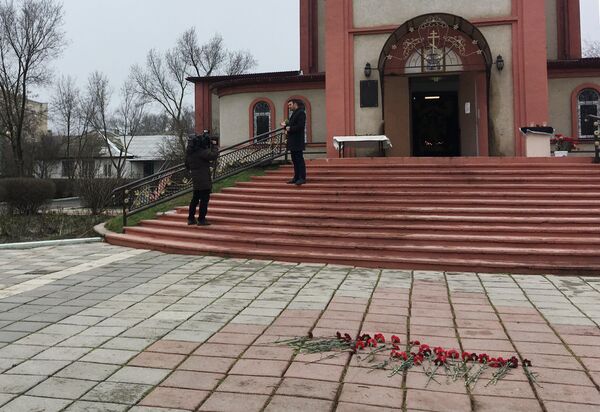 Цветы у Свято-Георгиевского храма в Кизляре, где 18 февраля местный житель открыл стрельбу из ружья по прихожанам Цветы у Свято-Георгиевского храма в Кизляре, где 18 февраля местный житель открыл стрельбу из ружья по прихожанам