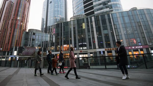 Горожане на территории многофункционального комплекса Sanlitun Soho в Пекине Горожане на территории многофункционального комплекса Sanlitun Soho в Пекине