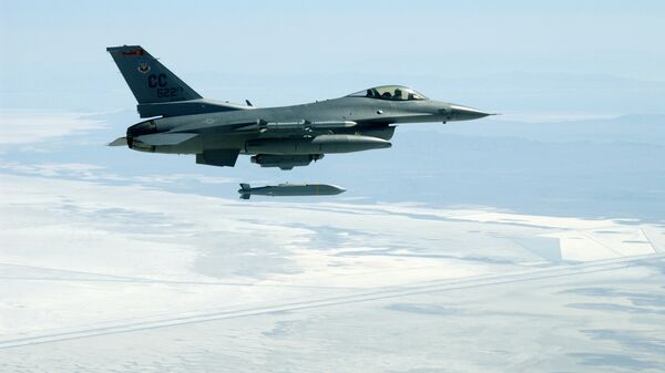 Многоцелевой истребитель F-16C во время сброса бомбы AGM-154 JSOW Многоцелевой истребитель F-16C во время сброса бомбы AGM-154 JSOW
