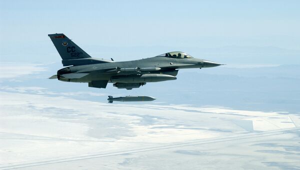 Многоцелевой истребитель F-16C во время сброса бомбы AGM-154 JSOW Многоцелевой истребитель F-16C во время сброса бомбы AGM-154 JSOW