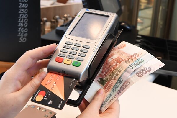 Терминал оплаты банковскими картами и денежные купюры Терминал оплаты банковскими картами и денежные купюры