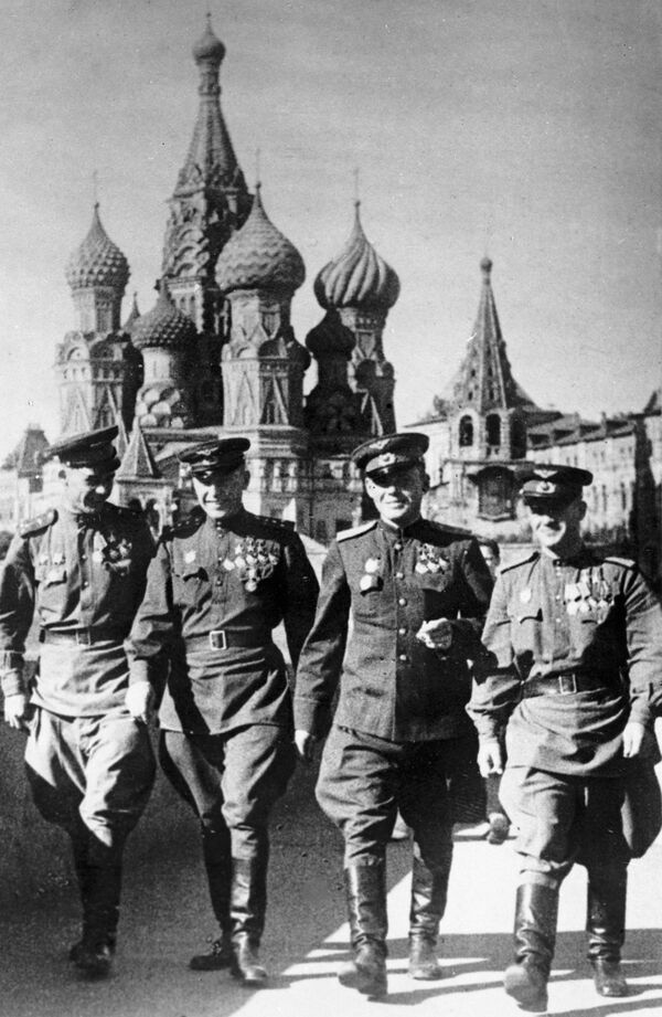 Трижды Герой Советского Союза летчик Александр Покрышкин, дважды Герой Советского Союза Григорий Речкалов и Николай Гулаев (слева направо) на Красной площади Трижды Герой Советского Союза летчик Александр Покрышкин, дважды Герой Советского Союза Григорий Речкалов и Николай Гулаев (слева направо) на Красной площади