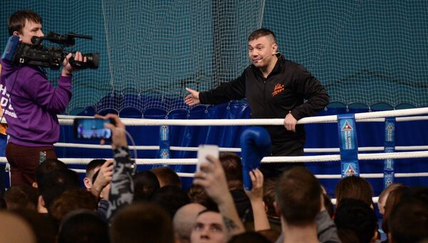 Боксёр Константин Цзю во время открытого мастер-класса по боксу во Дворце игровых видов спорта (ДИВС) в Екатеринбурге Боксёр Константин Цзю во время открытого мастер-класса по боксу во Дворце игровых видов спорта (ДИВС) в Екатеринбурге
