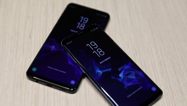 Новые смартфоны Samsung S9 и S9 Plus после церемонии презентации на Mobile World Congress в Барселоне, Испания. 25 февраля 2018 года Новые смартфоны Samsung S9 и S9 Plus после церемонии презентации на Mobile World Congress в Барселоне, Испания. 25 февраля 2018 года