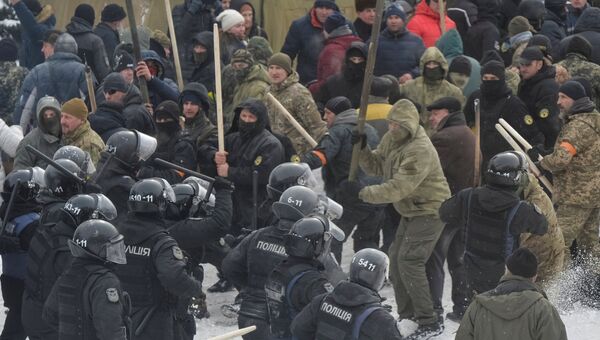 Сотрудники полиции и сторонники Михаила Саакашвили у здания Верховной рады в Киеве, Украина. 27 февраля 2018 Сотрудники полиции и сторонники Михаила Саакашвили у здания Верховной рады в Киеве, Украина. 27 февраля 2018