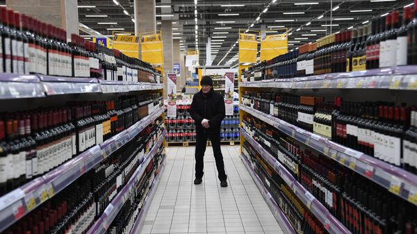 Покупатель в отделе алкогольной продукции в супермаркете Покупатель в отделе алкогольной продукции в супермаркете