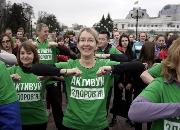 Исполняющая обязанности министра здравоохранения Украины Ульяна Супрун во время зарядки во Всемирный день здоровья в Киеве. 7 апреля 2017 Исполняющая обязанности министра здравоохранения Украины Ульяна Супрун во время зарядки во Всемирный день здоровья в Киеве. 7 апреля 2017