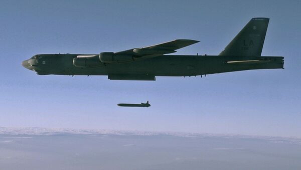 Запуск крылатой ракеты с бомбардировщика B-52. Архивное фото Запуск крылатой ракеты с бомбардировщика B-52. Архивное фото