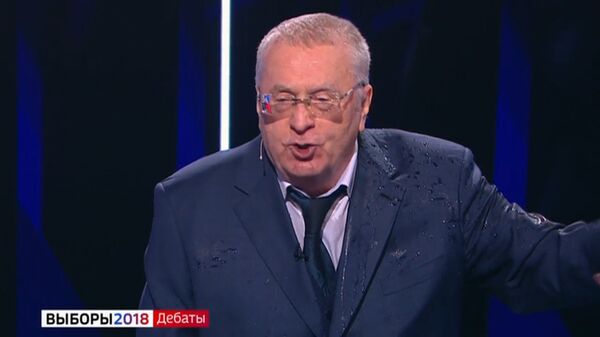 Собчак облила водой Жириновского во время дебатов Собчак облила водой Жириновского во время дебатов