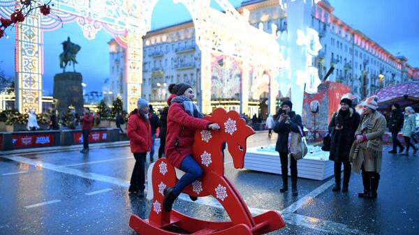 Посетители на фестивале Путешествие в Рождество на Тверской улице в Москве Посетители на фестивале Путешествие в Рождество на Тверской улице в Москве