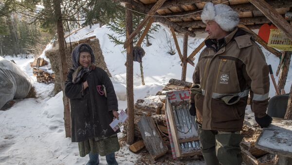 Агафья Лыкова и участковый инспектор государственного природного заповедника «Хакасский» Сергей Хлебников.