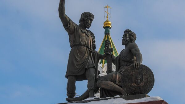 Памятник Минину и Пожарскому на площади Народного единства в Нижнем Новгороде Памятник Минину и Пожарскому на площади Народного единства в Нижнем Новгороде