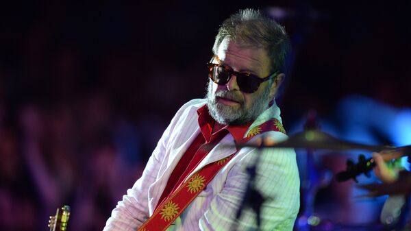 Поэт и музыкант, лидер рок-группы Аквариум Борис Гребенщиков во время концерта в Зеленом театре на ВДНХ Поэт и музыкант, лидер рок-группы Аквариум Борис Гребенщиков во время концерта в Зеленом театре на ВДНХ
