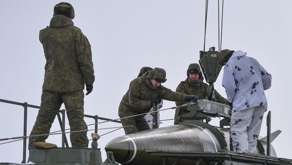 Ракетчики ЗВО на полигоне Капустин Яр перед боевым пуском ракеты ОТРК Искандер-М. Архивное фото Ракетчики ЗВО на полигоне Капустин Яр перед боевым пуском ракеты ОТРК Искандер-М. Архивное фото