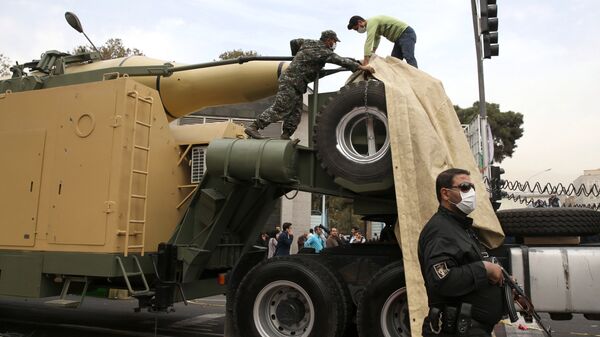 Иранская ракета земля-земля перед зданием бывшего посольства США в Тегеране Иранская ракета земля-земля перед зданием бывшего посольства США в Тегеране