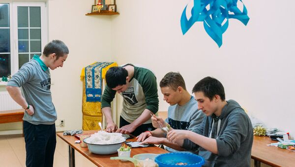 Подростки проходят реабилитацию в центре адаптации под присмотром специалистов Подростки проходят реабилитацию в центре адаптации под присмотром специалистов
