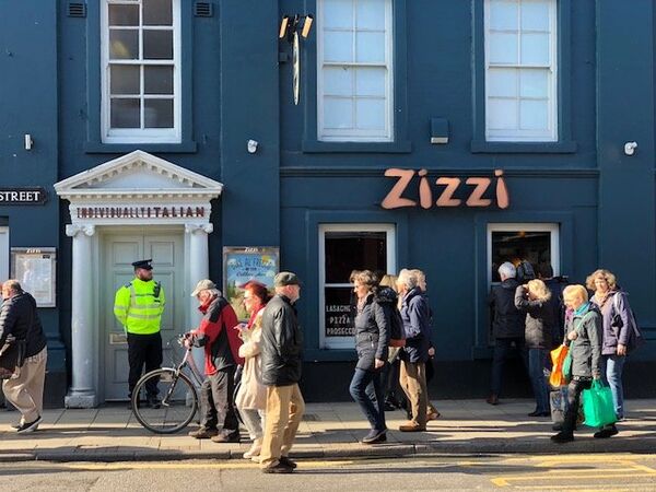 Ресторан Zizi в Солсбери, который был закрыт после госпитализации бывшего полковника ГРУ Сергея Скрипаля Ресторан Zizi в Солсбери, который был закрыт после госпитализации бывшего полковника ГРУ Сергея Скрипаля