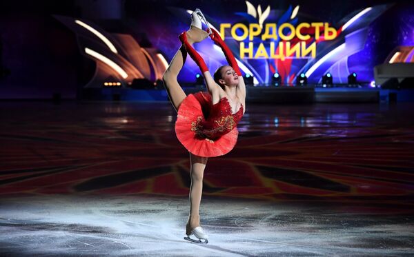 Алина Загитова во время выступления на шоу фигуристов Праздник олимпийцев. Чемпионы - Москве Алина Загитова во время выступления на шоу фигуристов Праздник олимпийцев. Чемпионы - Москве