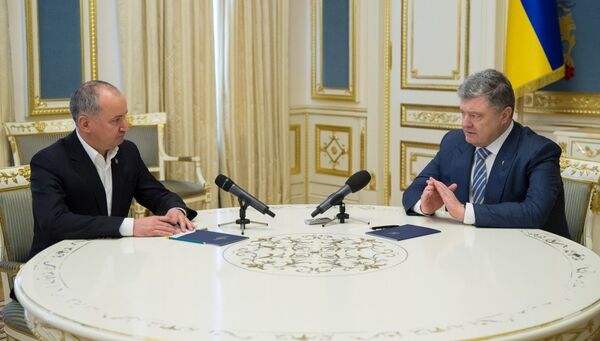 Петр Порошенко во время встречи с главой Службы безопасности Украины Василем Грицаком в Киеве. 9 марта 2018 Петр Порошенко во время встречи с главой Службы безопасности Украины Василем Грицаком в Киеве. 9 марта 2018