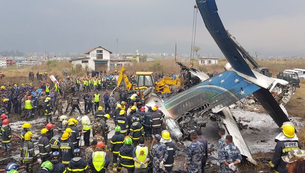 Спасатели на месте крушения самолета авиакомпании US-Bangla Airlines в Катманду, Непал. 12 марта 2018 Спасатели на месте крушения самолета авиакомпании US-Bangla Airlines в Катманду, Непал. 12 марта 2018