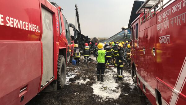 Спасатели на месте крушения самолета авиакомпании US-Bangla Airlines в Катманду, Непал. 12 марта 2018 Спасатели на месте крушения самолета авиакомпании US-Bangla Airlines в Катманду, Непал. 12 марта 2018