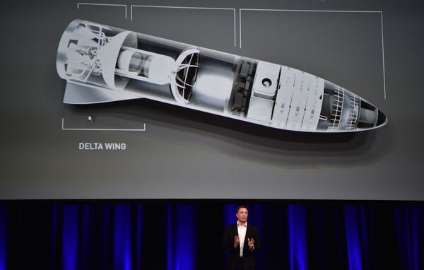 Глава SpaceX Илон Маск во время демонстрации устройства ракеты BFR на Международной астронавтической конференции Глава SpaceX Илон Маск во время демонстрации устройства ракеты BFR на Международной астронавтической конференции