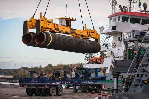 Погрузка труб для строительства газопровода Северный поток - 2 в порту Мукран, Германия Погрузка труб для строительства газопровода Северный поток - 2 в порту Мукран, Германия