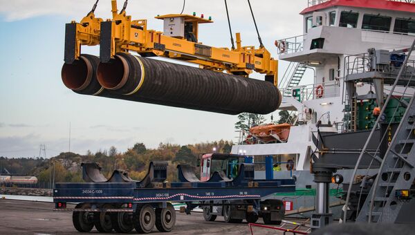Погрузка труб для строительства газопровода Северный поток - 2 в порту Мукран, Германия Погрузка труб для строительства газопровода Северный поток - 2 в порту Мукран, Германия