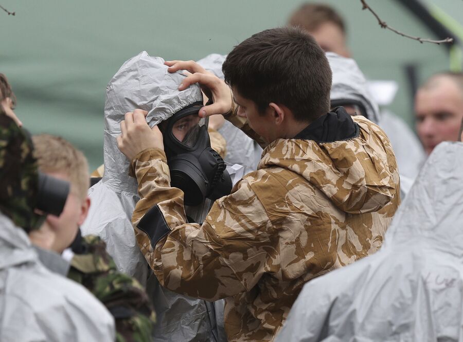Военнослужащие во время следственных мероприятий по делу об отравлении экс-разведчика Скрипаля Военнослужащие во время следственных мероприятий по делу об отравлении экс-разведчика Скрипаля