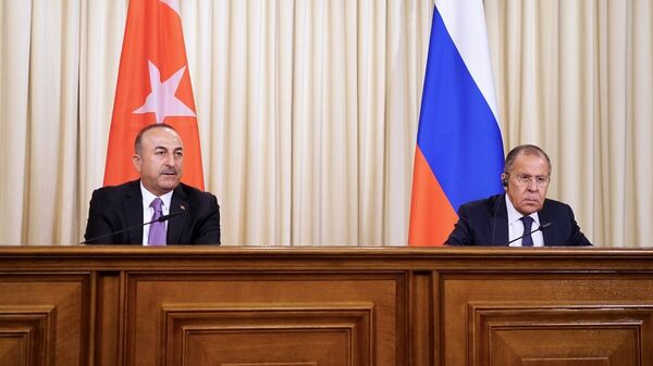 Министр иностранных дел России Сергей Лавров и глава МИД Турции Мевлют Чавушоглу во время пресс-конференции Министр иностранных дел России Сергей Лавров и глава МИД Турции Мевлют Чавушоглу во время пресс-конференции