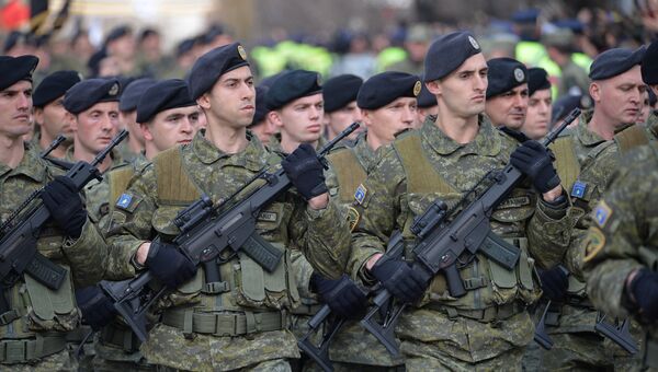 Участники военного парада в Приштине. Архивное фото Участники военного парада в Приштине. Архивное фото